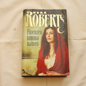 Nora Roberts Firenzen tumma nainen